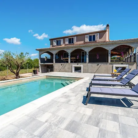 Lovely In Benkovac With Wifi 펜션 *